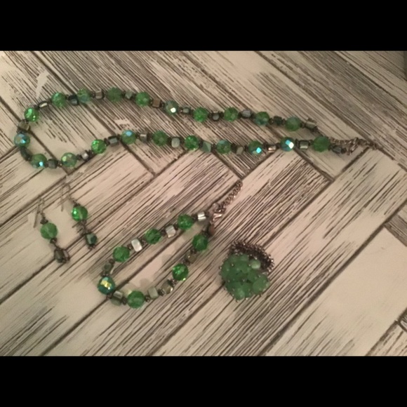 Vintage Set of Necklace, Bracelet, Earrings & Ring. - Picture 3 of 4